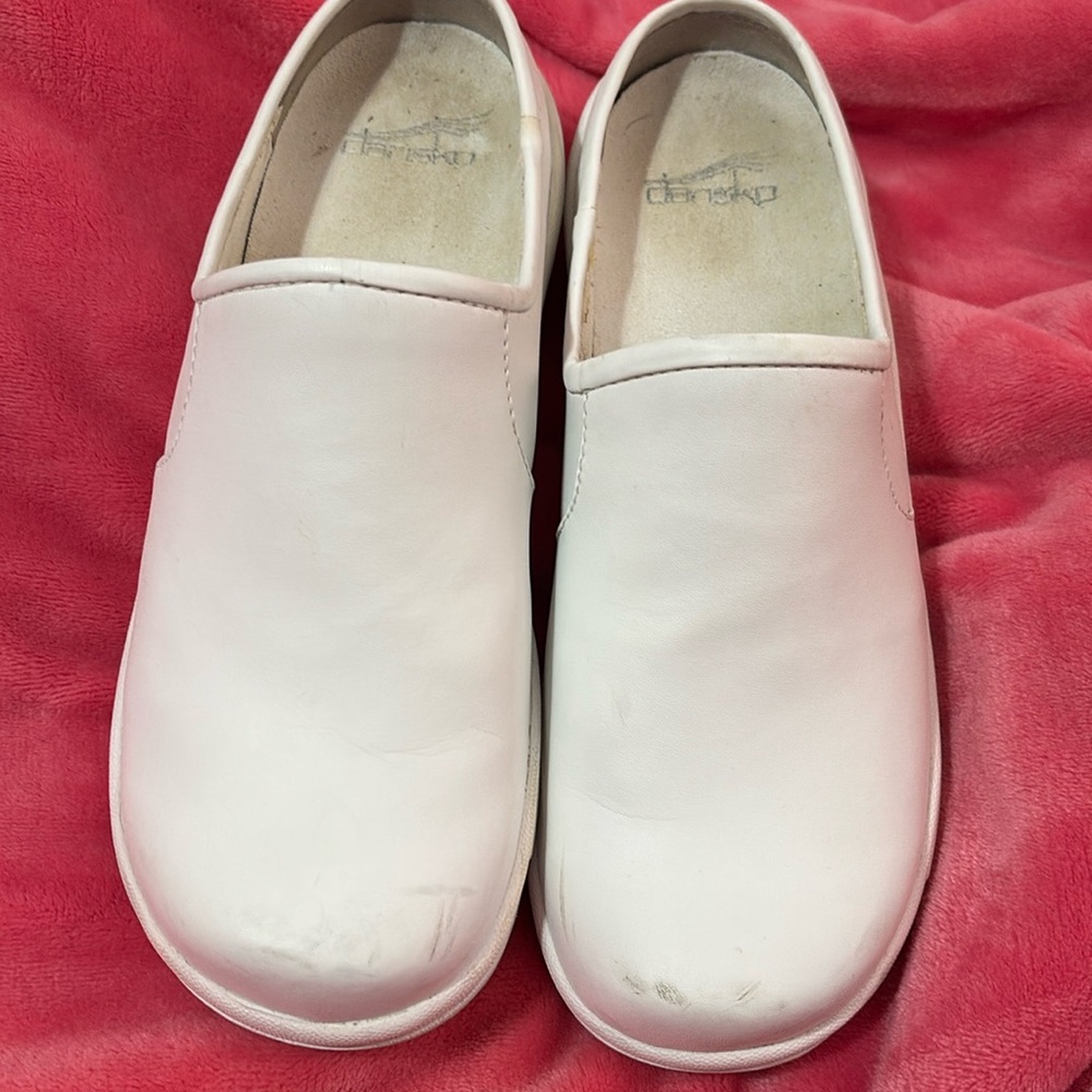 White professionals dansko clogs size 40. Used in good shape. Great for nurses.